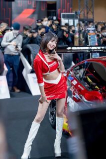 東京オートサロン2024 SHIBATIREブースに米倉みゆが出演